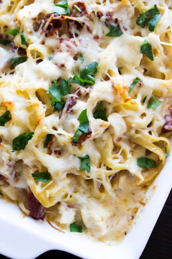 Chicken Fettuccine Bake – Filled to the brim with Alfredo sauce, tossed with chicken, bacon & sun-dried tomatoes, ready in just 45 minutes. overhead shot of the final dish