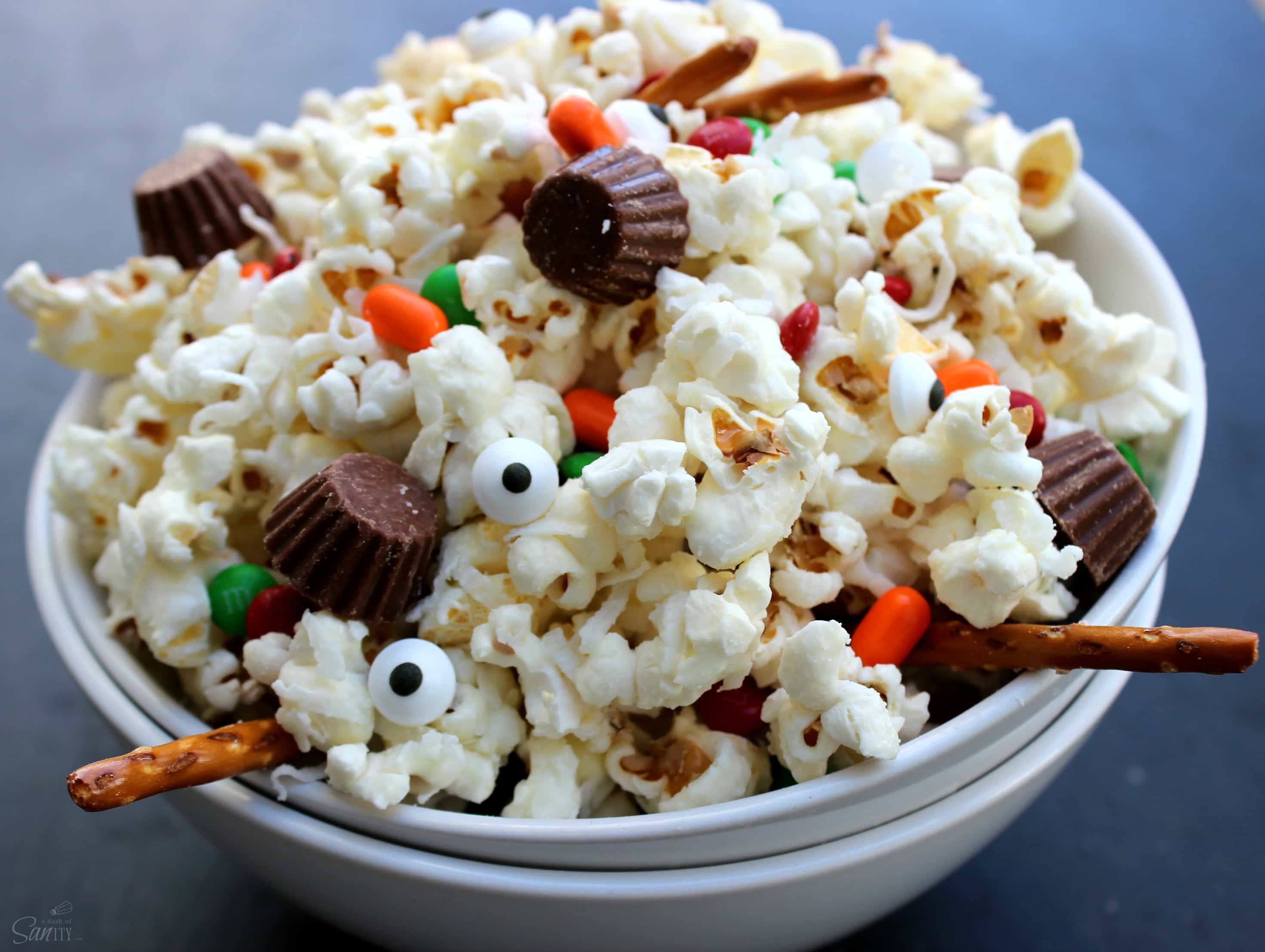 This Deconstructed Snowman Popcorn is such a fun and festive snack to make for your kids as an after school or holiday party treat.