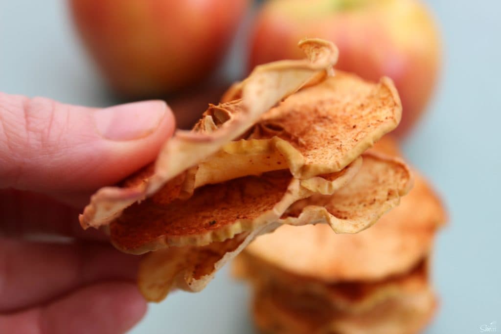 BAKED CINNAMON SUGAR APPLE SLICES are a perfect snack. Crispy baked apples slices coated in cinnamon and sugar like a fruit chew but better! BAKED CINNAMON SUGAR APPLE SLICES are a perfect snack. Honey crisp apples.