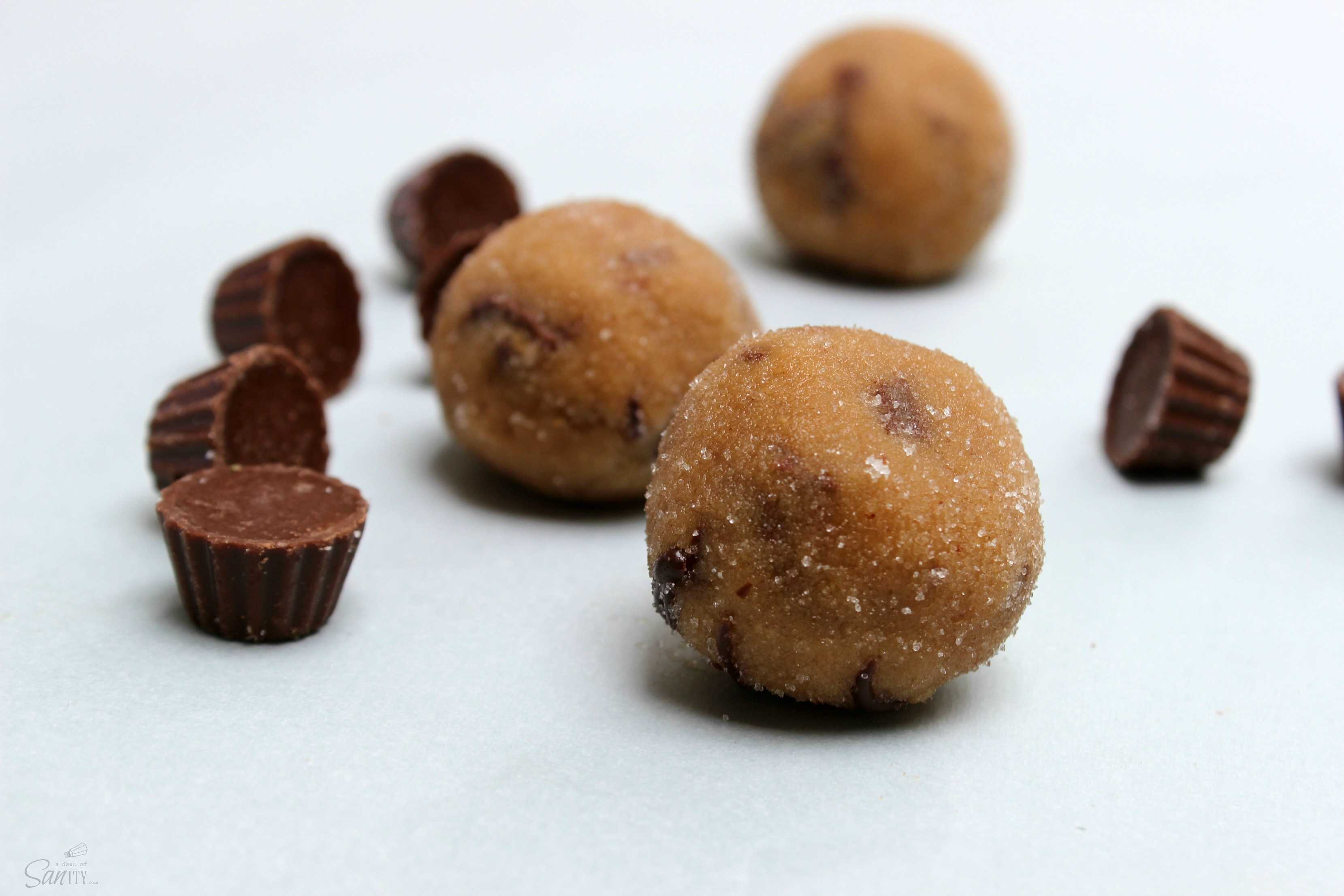 Peanut Butter Cookie Dough Bites w/ Reese’s Peanut Butter Cup chunks are my new guilty pleasure. Chocolate & peanut butter make the best combination EVER.