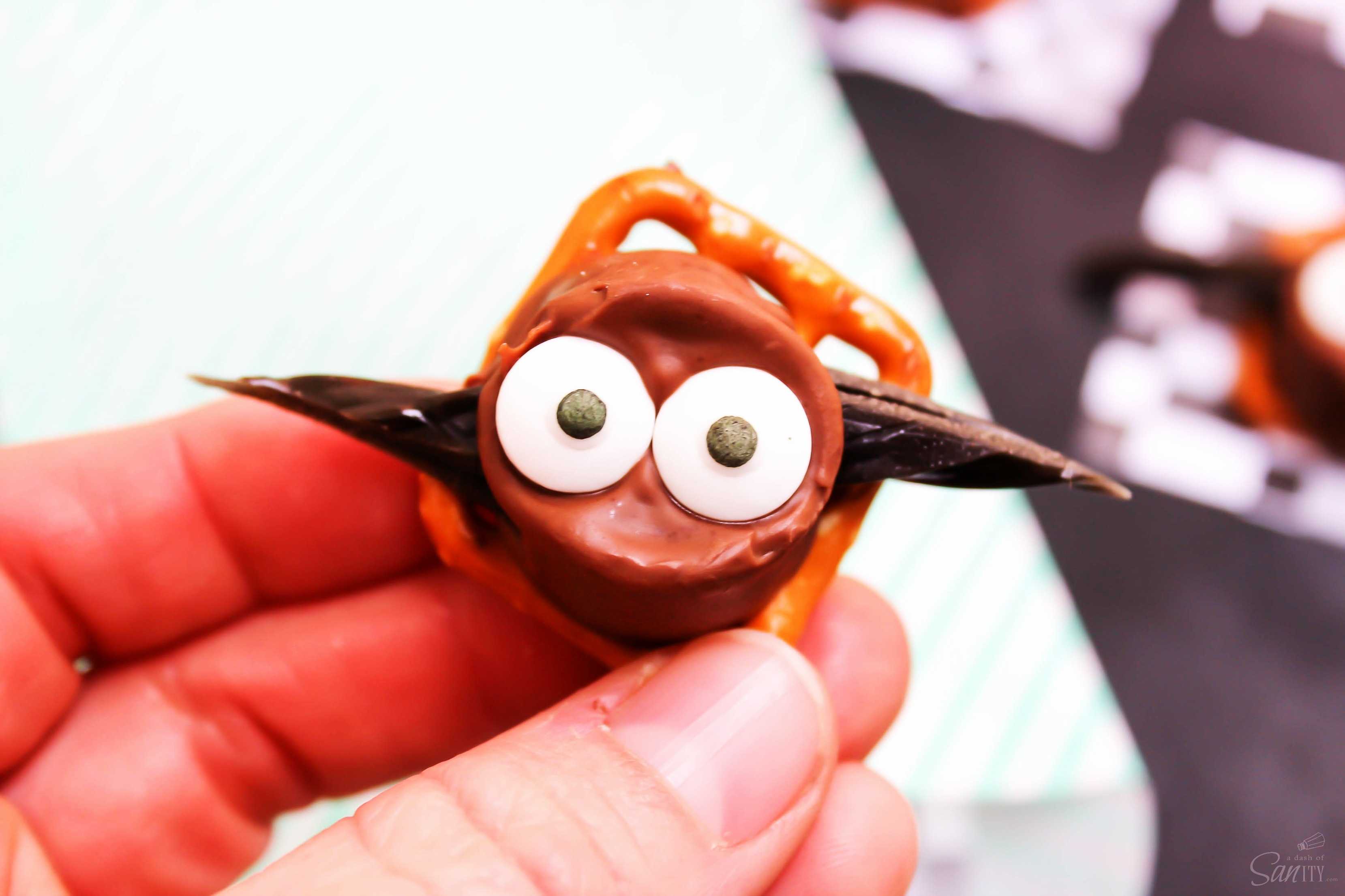These Halloween Rolo Bats are easy to make adorable & spooky treats for this year’s festivities. Get out the googly eyes, it’s time to get all batty!