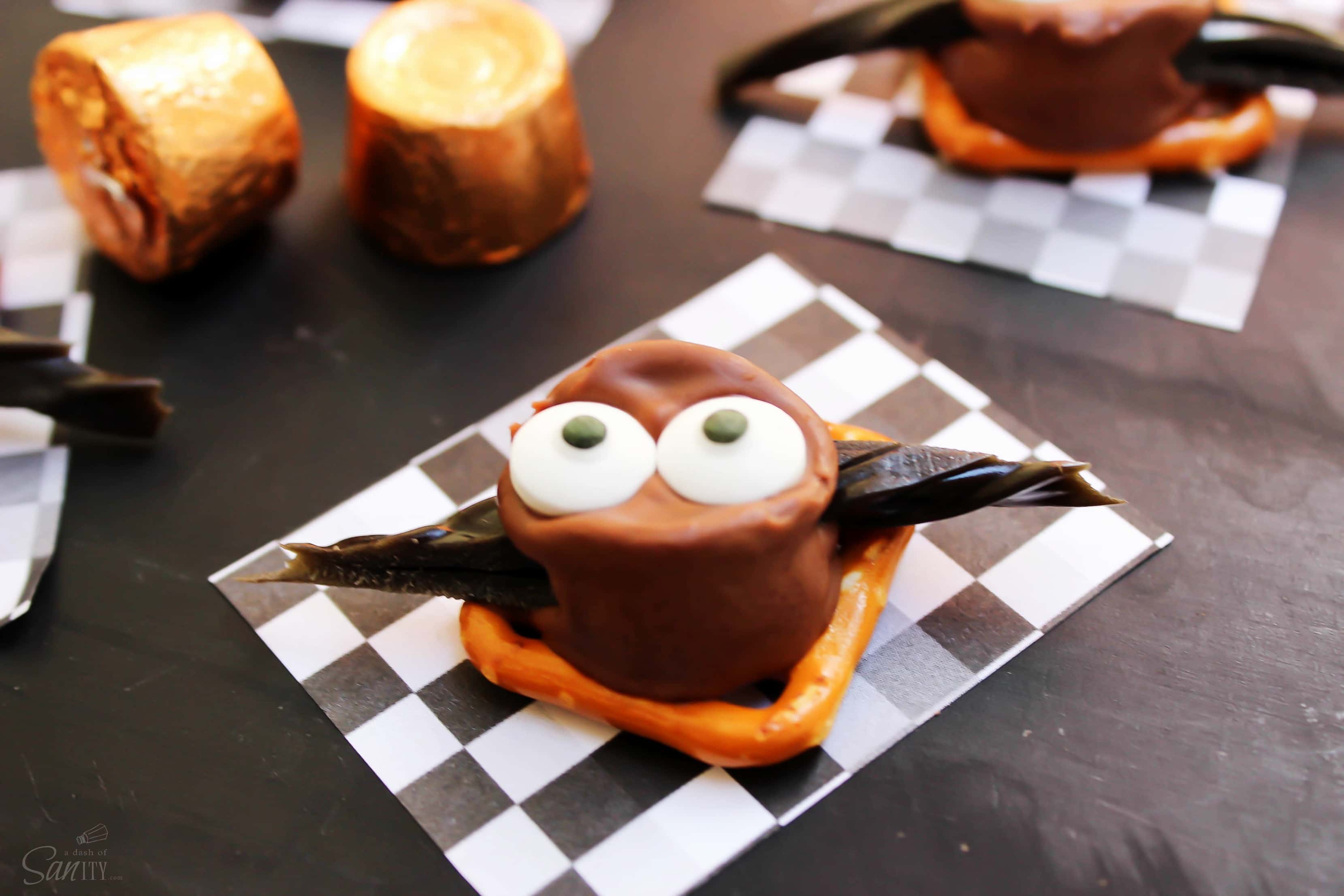 These Halloween Rolo Bats are easy to make adorable & spooky treats for this year’s festivities. Get out the googly eyes, it’s time to get all batty!