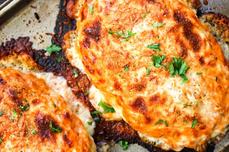Two of my favorite comfort foods collide into one with this Chicken Parmesan Meatloaf. It’s an easy-to-make meal with a twist on an American classic. 
