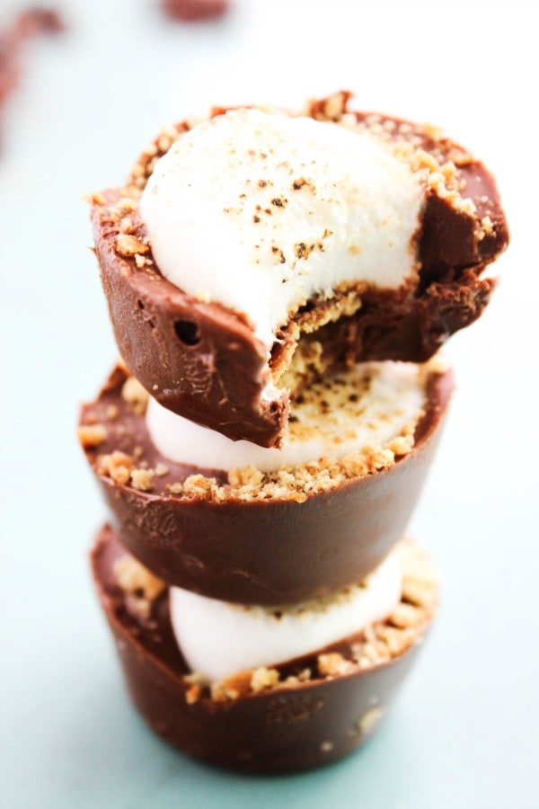 No-Bake S'mores Cups are an easy twist on a favorite summer treat. Whether you're having a barbecue or headed to the beach, these are the perfect fun treat.