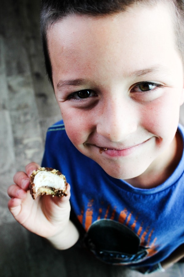 No-Bake S'mores Cups are an easy twist on a favorite summer treat. Whether you're having a barbecue or headed to the beach, these are the perfect fun treat.