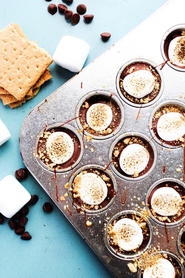 No-Bake S'mores Cups are an easy twist on a favorite summer treat. Whether you're having a barbecue or headed to the beach, these are the perfect fun treat.
