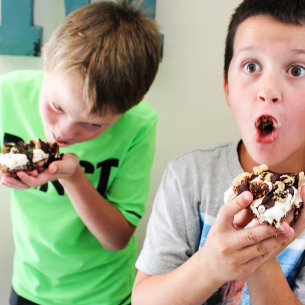 Calling all chocolate chip cookie lovers! This easy to make No Bake Chocolate Chip Cookie Dough Ice Cream Pizza is your slice of summer paradise.