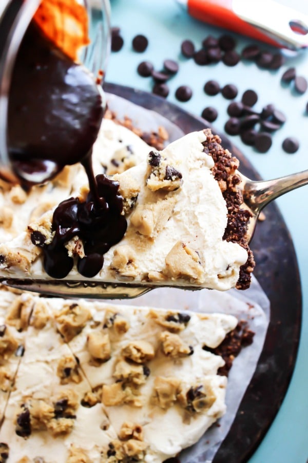 Calling all chocolate chip cookie lovers! This easy to make No Bake Chocolate Chip Cookie Dough Ice Cream Pizza is your slice of summer paradise.