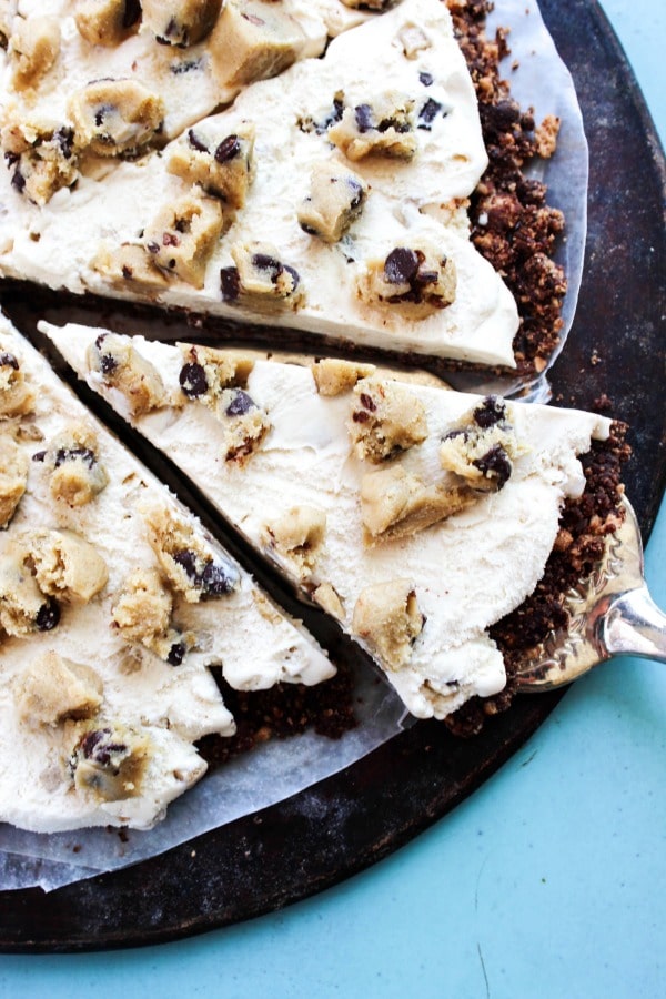 Calling all chocolate chip cookie lovers! This easy to make No Bake Chocolate Chip Cookie Dough Ice Cream Pizza is your slice of summer paradise.