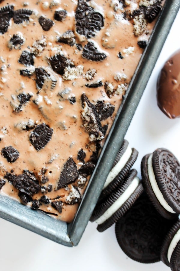 COOKIES & CREAM NUTELLA ICE CREAM overhead photo of nutella ice cream in a metal pan next to full oreos