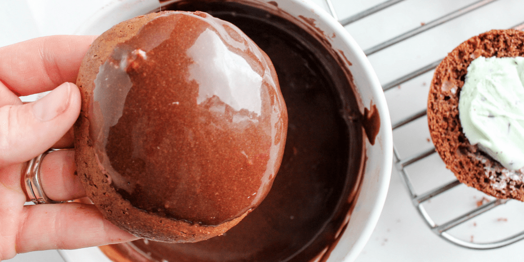 These delicious Thin Mint Ice Cream Cupcakes are an easy dessert that you can have all year long, not just when the Girl Scouts come knocking at your door.  Thin Mint Ice Cream Cupcakes TWITTER