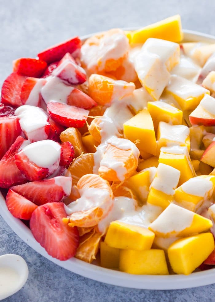 Fruit salad with yogurt sauce
