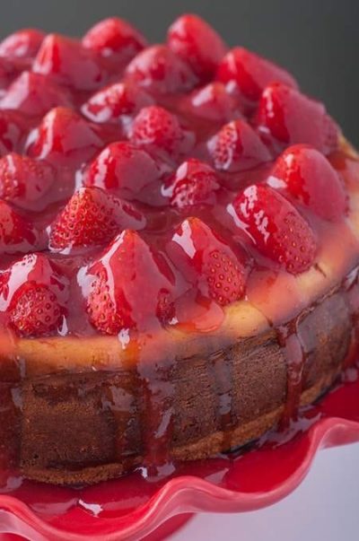 FRESH STRAWBERRY CHEESECAKE