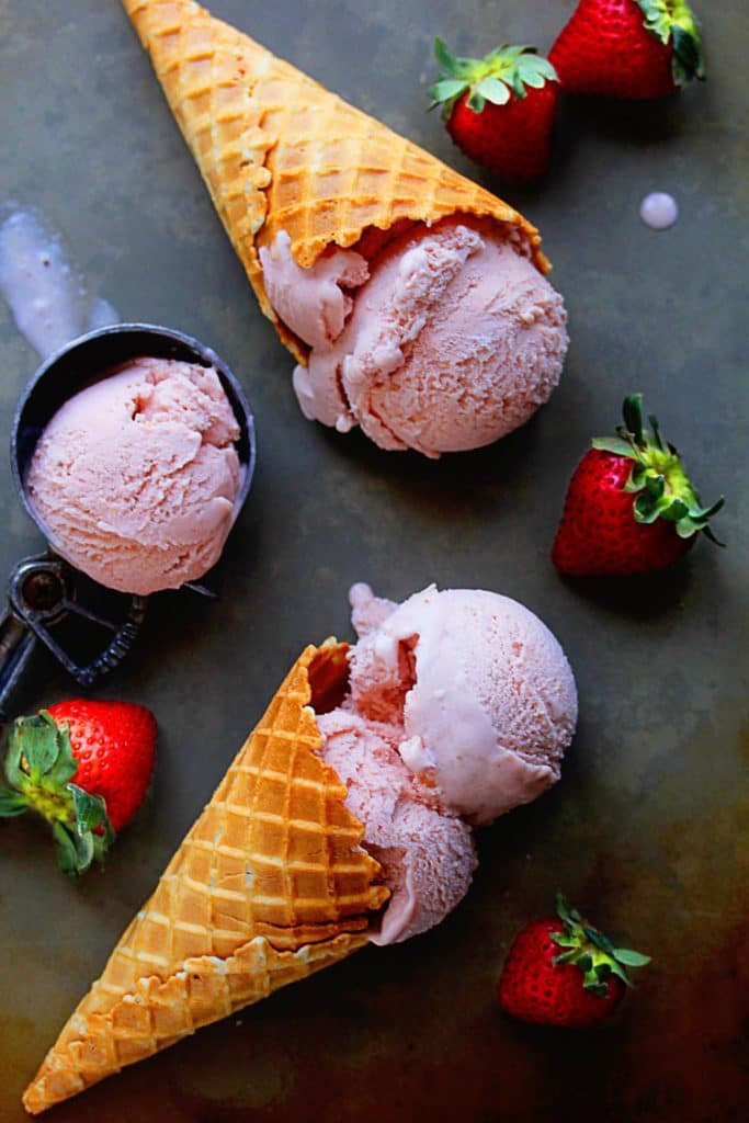 HOMEMADE STRAWBERRY ICE CREAM