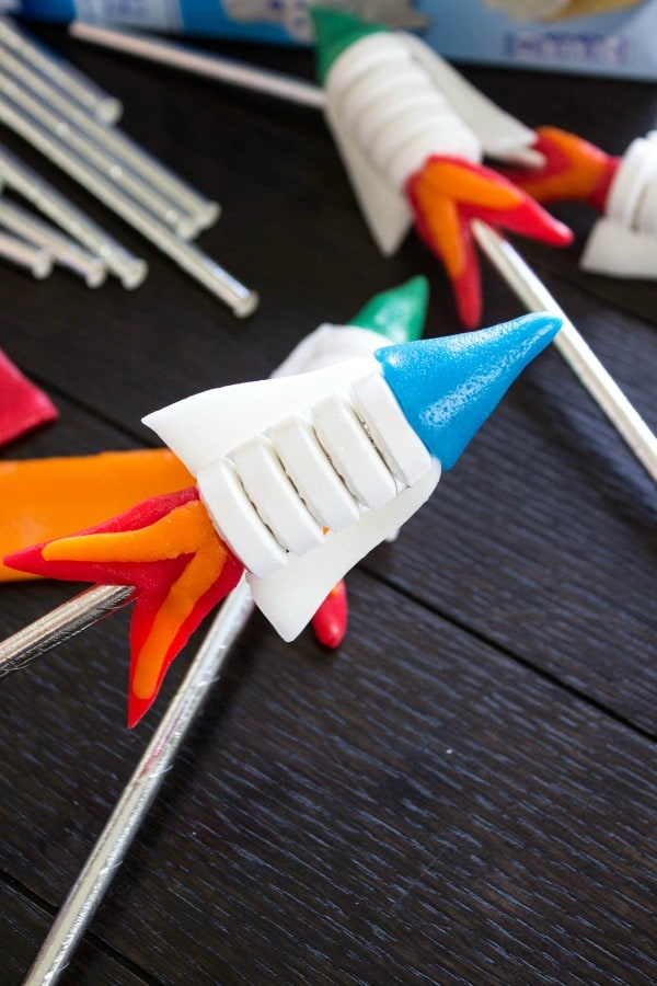 EASY ROCKET CUPCAKES candy rocket topper