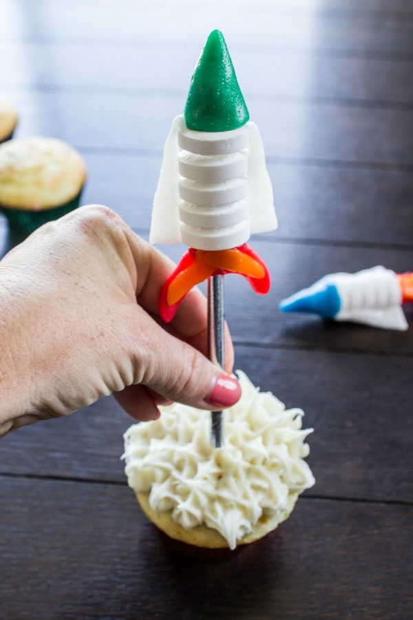 EASY ROCKET CUPCAKES candy rocket topper