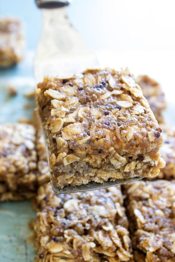NO BAKE QUINOA & OAT BARS Spatula, baking sheet, blue table 