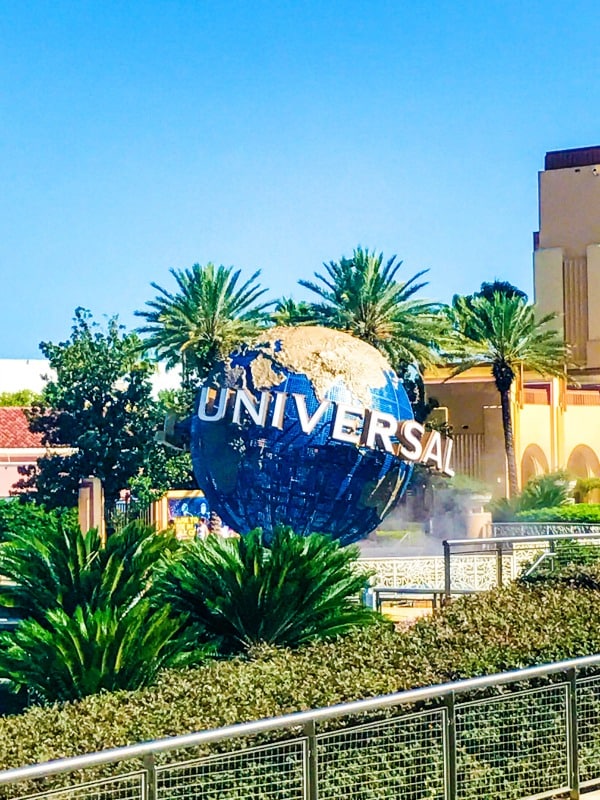 universal globe sign at universal studios