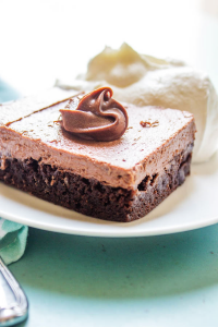 CHOCOLATE CHEESECAKE BROWNIE BARS - decadent and delicious this no-bake chocolate cheesecake with a fudgey brownie base will have you drooling.