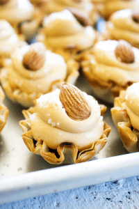 NO-BAKE SALTED CARAMEL CHEESECAKE TARTS - an easy no bake recipe that your friends and family will love.