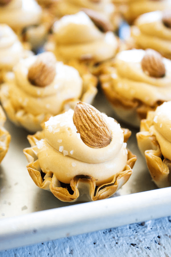 NO-BAKE SALTED CARAMEL CHEESECAKE TARTS - an easy no bake recipe that your friends and family will love.