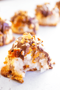 GERMAN CHOCOLATE MACAROONS - Loaded with coconut & pecans, dipped in caramel & drizzled with chocolate; this drool worthy cookie is a holiday must have.