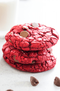 red velvet cookies, chocolate chips, glass, milk, red velvet, cookie