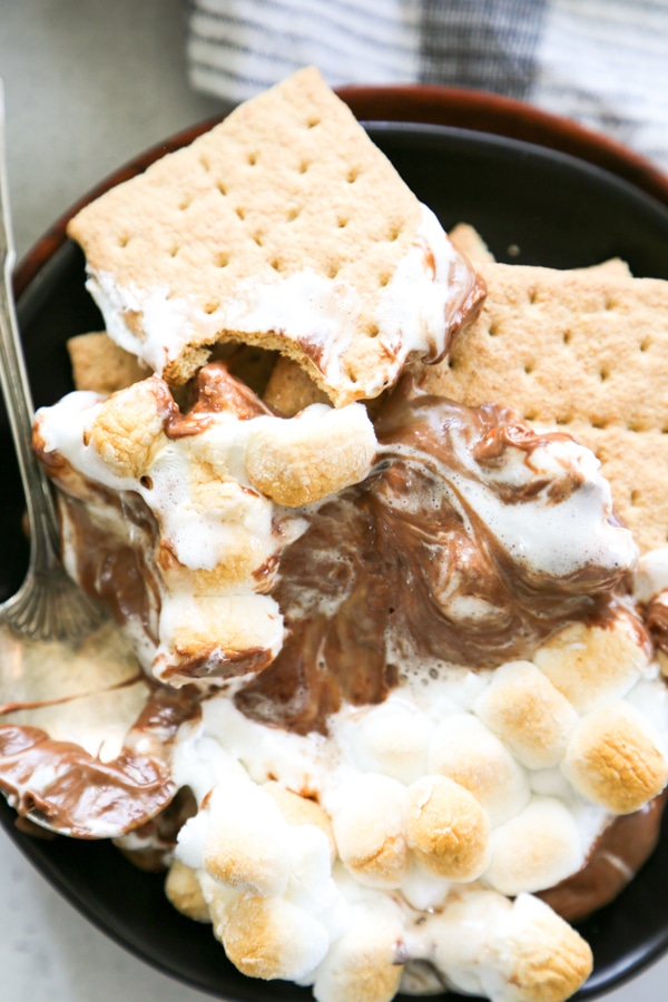a plate with dip and graham crackers.