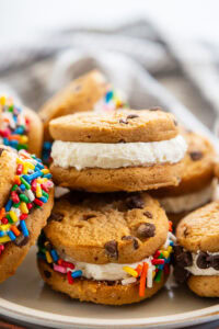 bunch of sandwich cookies filled with no bake cheesecake